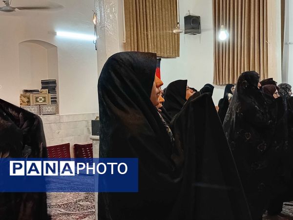 نماز جماعت در مراسم شب بیعت با امام زمان (عج) در خلیل آباد
