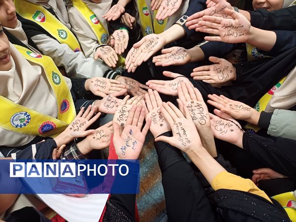 ۱۳ آبان، فریاد شهامت دانش آموزان در مسیر استقلال طلبی و استکبار ستیزی 