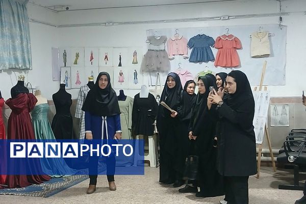 نمایشگاه دست‌سازه‌های خلاق در هنرستان تقوی‌پیشگان بهارستان۲