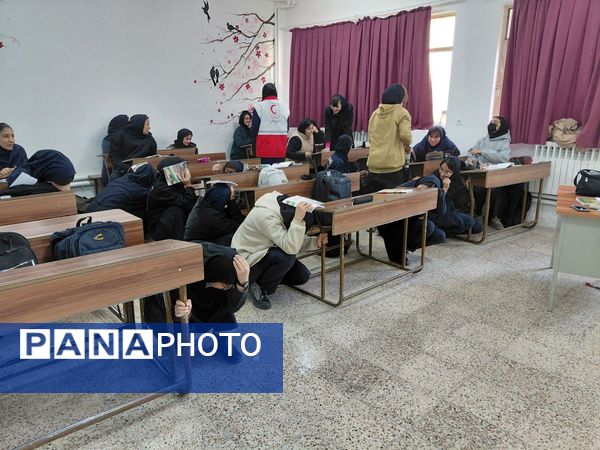 دوره‌های آموزشی مقابله با زلزله در دبیرستان علی افشارنژاد