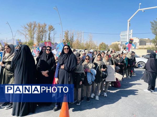حضور پرشور دانش آموزان مدارس شهرستان خاتم در راهپیمایی ۱۳ آبان 