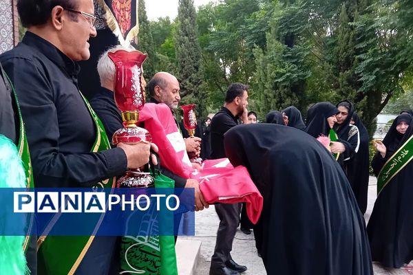 مراسم عزاداری حسینی با حضور خادمین و پرچم کربلا در بوستان فدک اصیل آباد 