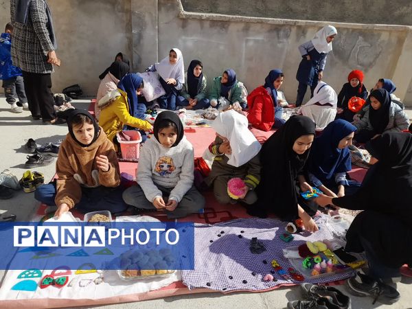 برپایی بازارچه مدرسه‌ای به‌مناسبت دهه فجر در آموزشگاه دخترانه شهید حسن زاده خانلق