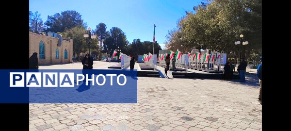 شرکت دانش آموزان دبیرستان مرحوم  حاج محمود زنده جانی در نماز جمعه