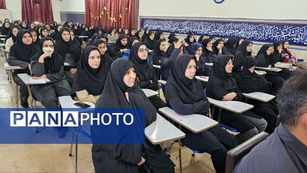 آیین گرامیداشت روز دانش‌آموز با حضور مسئولان منطقه ۱۳ در دبیرستان طلیعه شاهد