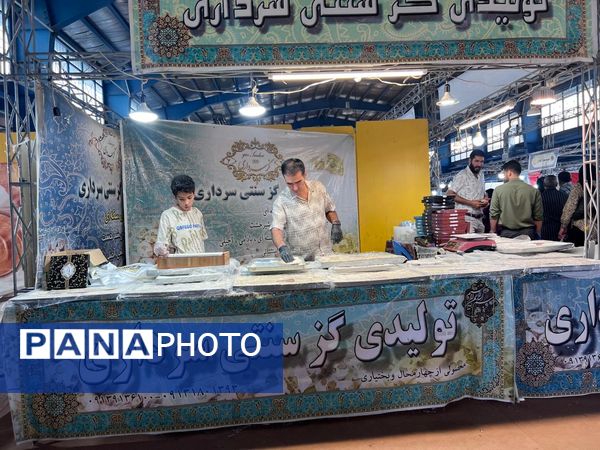 سوغاتی‌سرای شهرکرد در نمایشگاه بین المللی برپا شد
