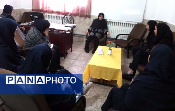 اولین جلسه همیاران مشاور در دبیرستان فاطمیه