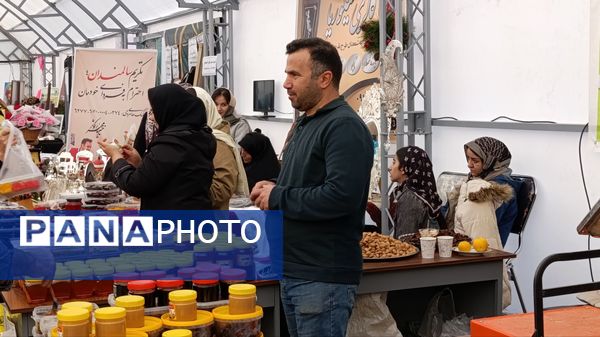 نمایشگاه یلدا در سایه‌سار چنار کهن لاهیجان تبریز گشایش یافت