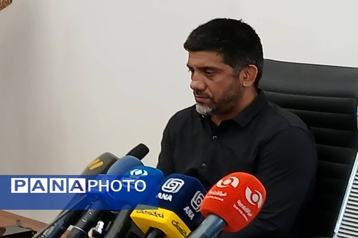 دبیر: شبکه‌های اینترنشنال، صهیونیست و کثیف هستند که فارسی بلد هستند
