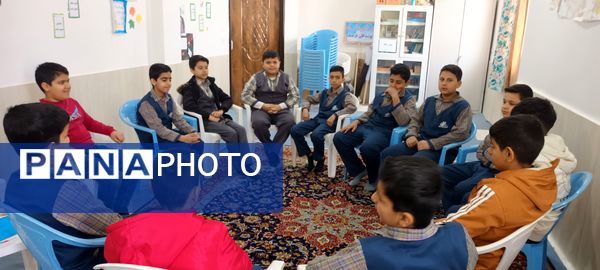 جلسه شورای دانش‌آموزی در مدرسه پویندگان فرهنگ خلیل آباد 