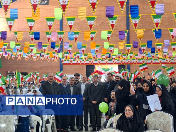 نواخته شدن زنگ انقلاب اسلامی توسط استاندار اصفهان