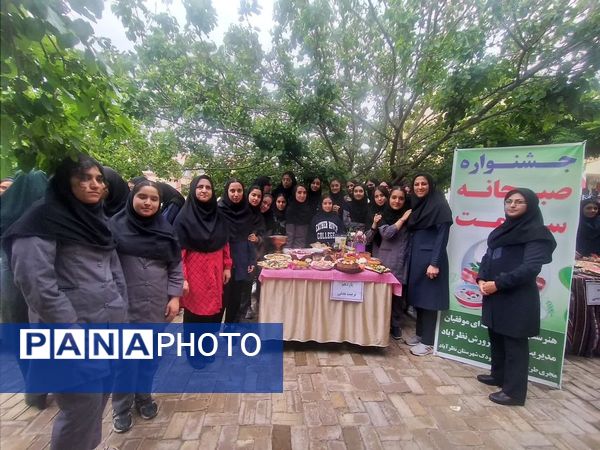 جشنواره صبحانه سالم در هنرستان موفقیان شهرستان نظرآباد