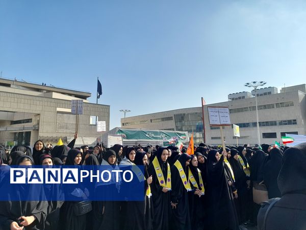 ۱۳ آبان، فریاد شهامت دانش آموزان در مسیر استقلال طلبی و استکبار ستیزی 