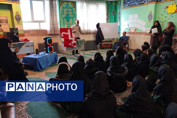  آیین پرچم‌گردانی به یاد امام حسین(ع) در مدارس فیروزکوه