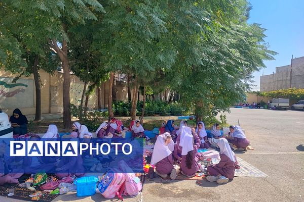 شادی و هیاهوی کودکان در اردوی درون مدرسه‌ای  آموزشگاه ایران ۲ به مناسب هفته ملی کودک 