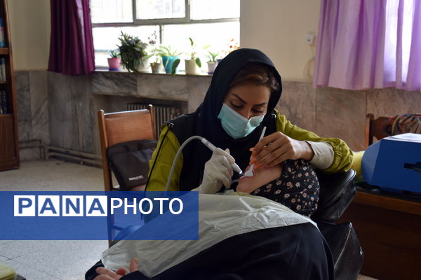 برپایی میز خدمت‌رسانی درمانی در دبیرستان شهید صدوقی با همکاری نهادهای جهادی