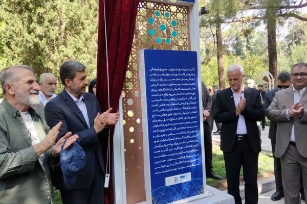 حدود ۱۰۰ هزار نفر در اصفهان در عرصه صنایع‌دستی، مشغول به فعالیت هستند