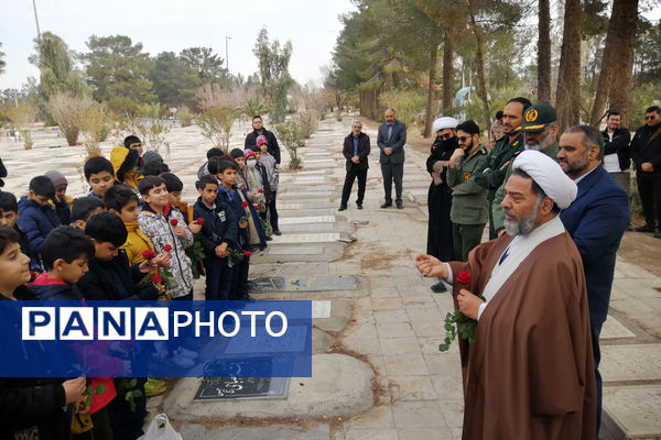 غبارروبی مزار دانش‌آموز شهید «حیدر رضایی» در قم