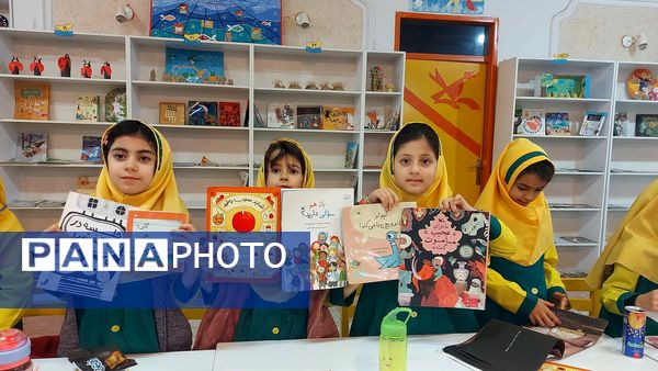 دوستی دانش‌آموزان با کتاب به‌مناسبت هفته‌ کتاب‌ و‌ کتابخانی