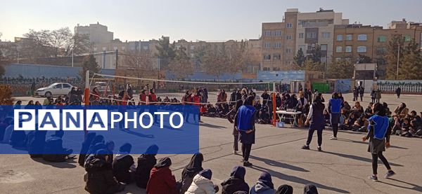 مسابقه والیبال در دبیرستان صدیقه 2 
