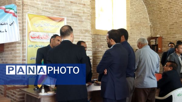 میز خدمت ادارات و بانک‌ها در نماز جمعه نیشابور