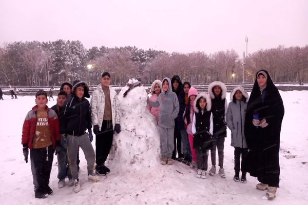 شادی دانش‌آموزان فلاورجان از بارش برف 