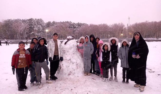 شادی دانش‌آموزان فلاورجان از بارش برف 