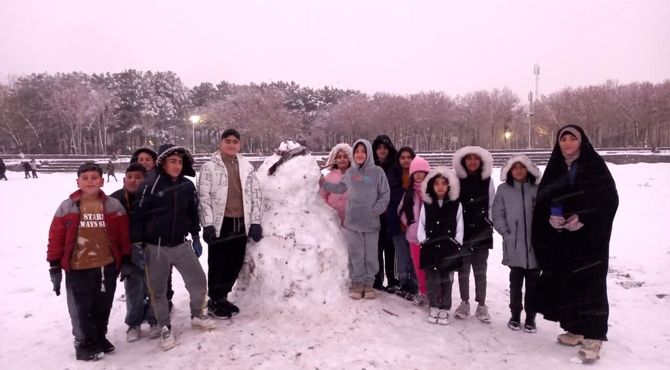 شادی دانش‌آموزان فلاورجان از بارش برف 