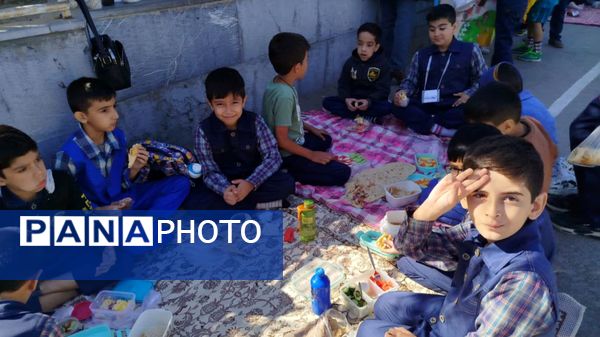 ترویج تغذیه سالم با برگزاری اردوی حیاطی در دبستان فطرت