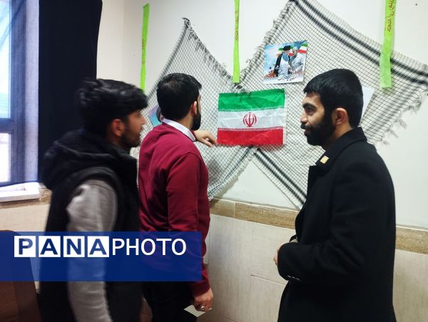 برپایی نمایشگاه مدرسه انقلاب در دبیرستان پروین اعتصامی حاجی‌آباد