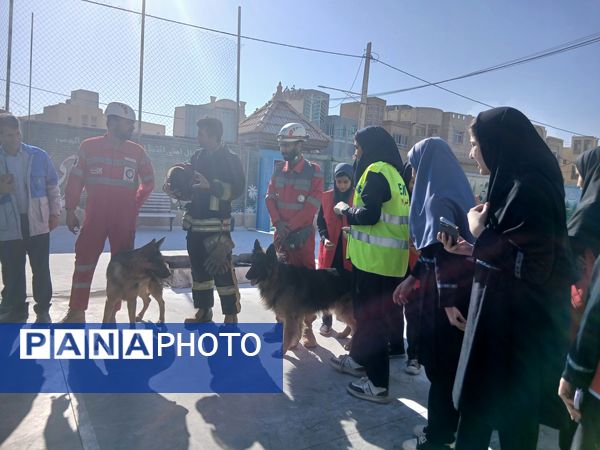 بیست‌وهفتمین مانور سراسری زلزله و ایمنی در مدرسه شهید دهقان ناحیه 2 یزد