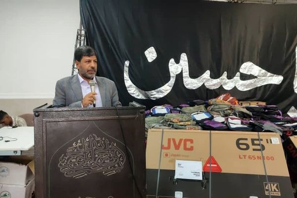 توزیع ۶۰۰ بسته لوازم‌التحریر بین دانش‌آموزان حاشیه‌ شهر 