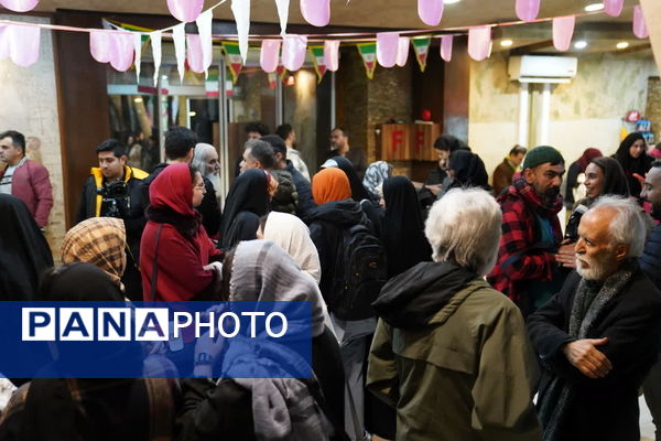 روز چهارم اکران فیلم های جشنواره فجر  در نصف جهان