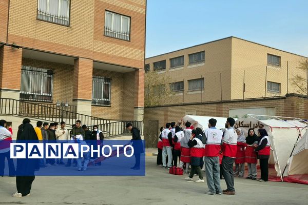 اجرای مانور زلزله با حضور مسئولان در مدرسه استاد مطهری رباط‌کریم