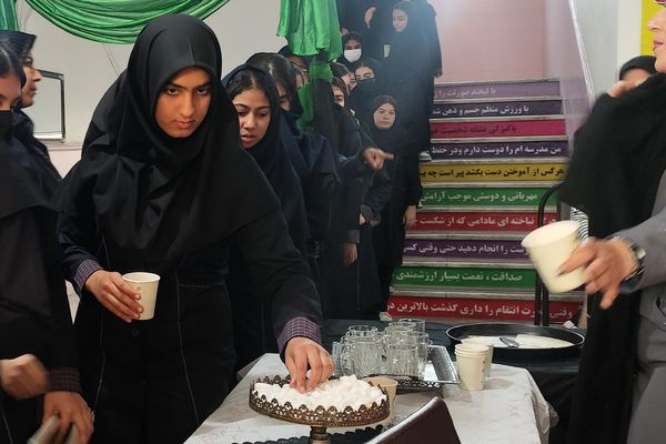 نمک‌گیر سفره مادر هستیم