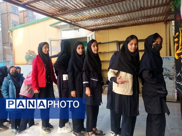 عطر فاطمی در فضای آموزش دبیرستان میرزا جعفر سروقد با برپایی ایستگاه صلواتی 