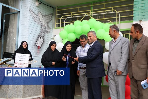 تجلیل مدیرکل آموزش و پرورش آذربایجان غربی از دانشآموز سخنران در نشست با رئیس جمهور
