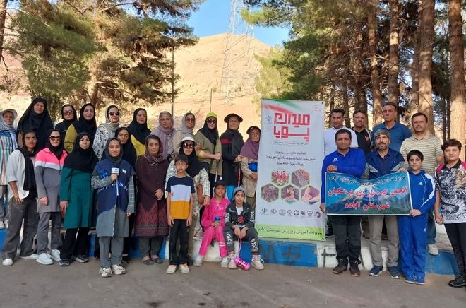 پیاده روی فرهنگیان آباده در کوه خواجه در راستای پویش  شهرپویا