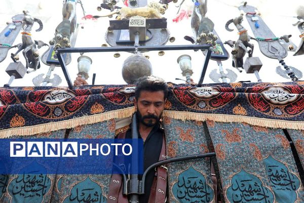 رود اشک و عشق در مسیر حرم همزمان با شکوه عزاداری هیئات‌ در خیابان‌های مشهد