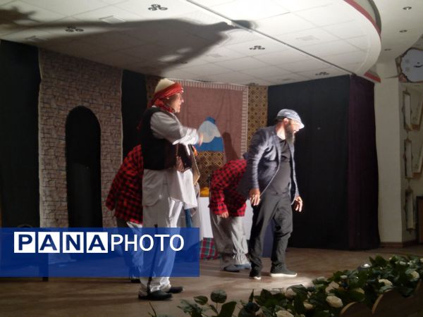 اجرای تئاتر «قصه‌ ما‌ مَثل‌ شد‌ حسنی‌ ما» در خلیل آباد