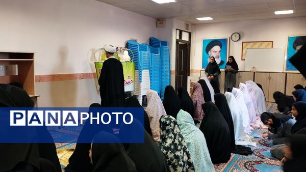 نواخته شدن زنگ نماز در دبیرستان حضرت معصومه(س) شهرستان خلیل‌آباد با شعار «مِهر با مُهر»