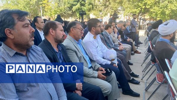 نواختن زنگ استانی مهر، ایثار و مقاومت در مدرسه نمونه دولتی ۹ دی به مناسبت آغاز سال تحصیلی و هفته دفاع مقدس