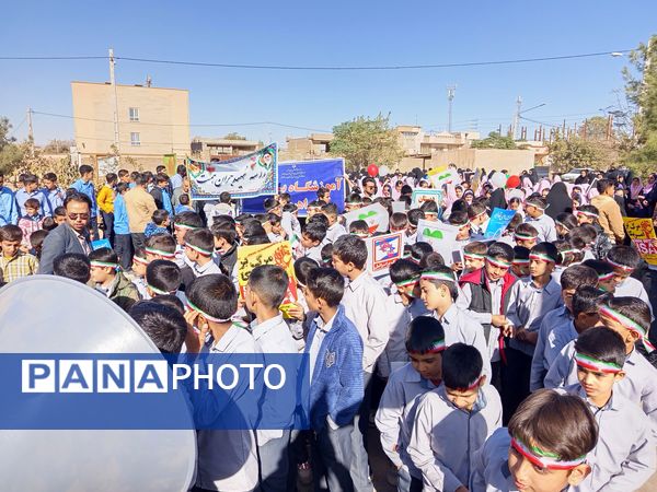 قدم‌های کوچک، ایمان‌های بزرگ؛ حضور باشکوه دانش‌آموزان دبستان برادران ابراهیمی‌نیا در ۱۳ آبان