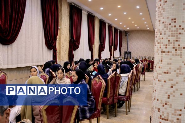 جشن فارغ‌التحصیلی دانش‌آموزان دختر بروجنی