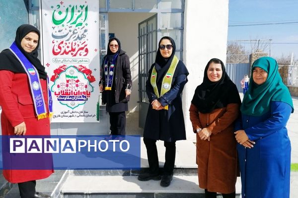 جشن انقلاب در دبیرستان حضرت فاطمه (س) و هنرستان عفاف، شهر تیتکانلو