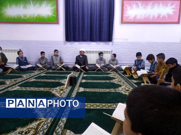 محفل انس با قرآن کریم در دبستان فضیلت کاشمر 