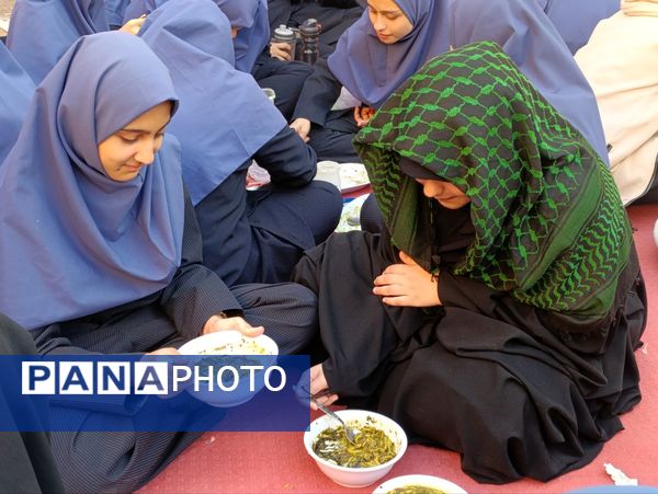 طنین همدلی در دهه فاطمیه، توزیع آش نذری در میان دانش‌آموزان دبیرستان دکتر جواد حداد ۲