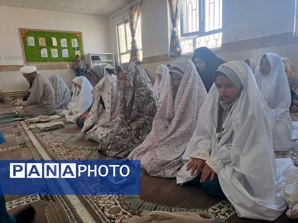 نماز جماعت در نمازخانه آموزشگاه زهرا عبداللهیان ارغا 