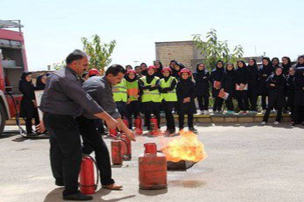 آتش‌نشانان بازنشسته همراهان ایمنی در مدارس هستند