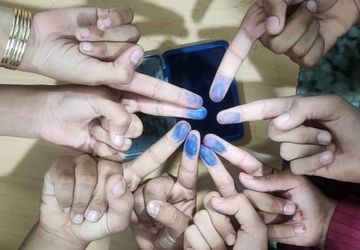 حضور دانش آموزان دبستان پورولی راونگ میناب در انتخابات شوراهای دانش آموزی 